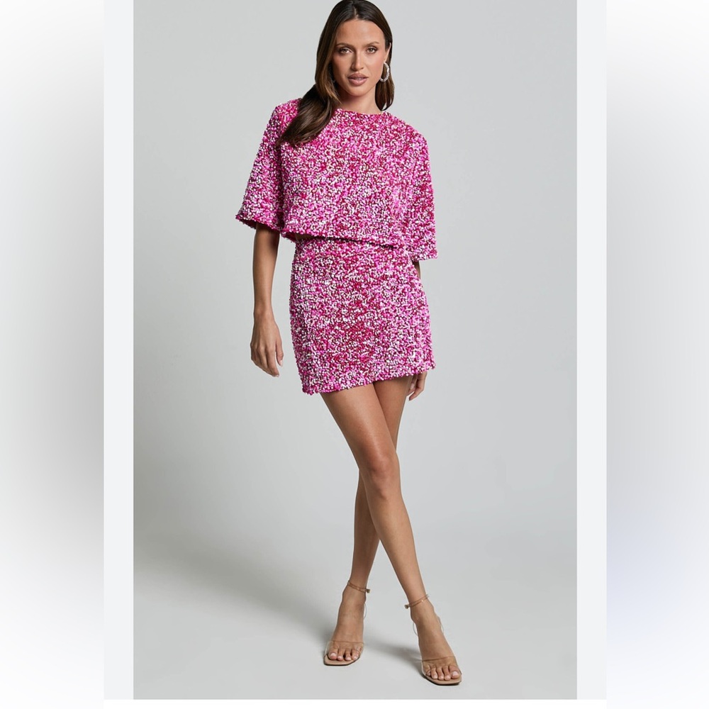 Brand new with tags sexy Showpo sequin Pink Mini skirt and crop top with tie